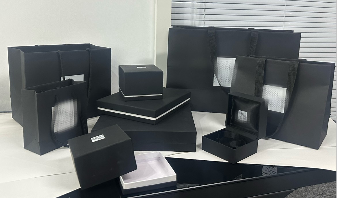 Shopping bags & jewelry boxes